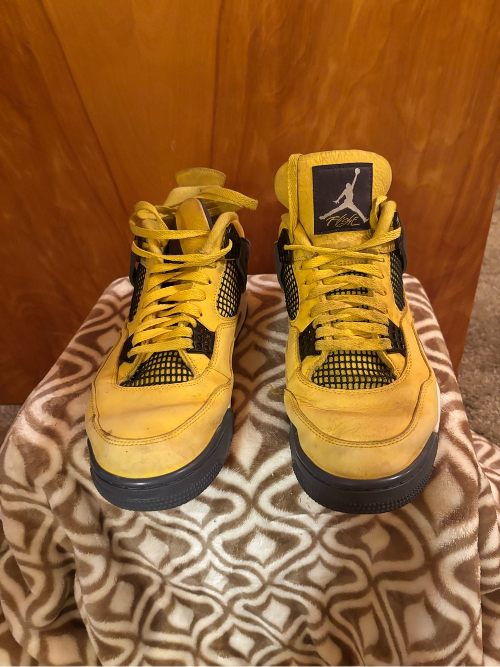 Nike Men's Yellow and Black Air Jordan Style Sneakers